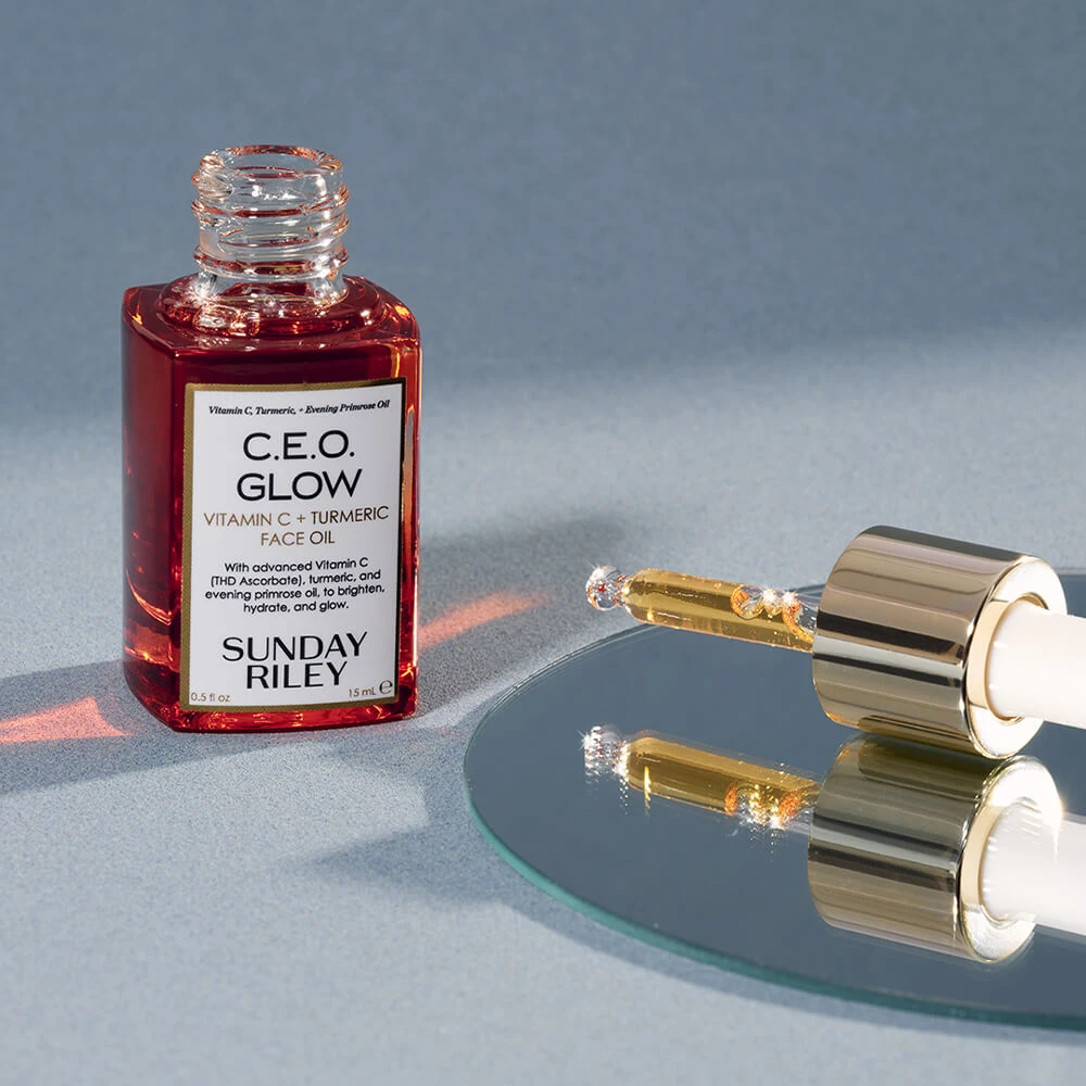 Sunday Riley C.E.O. Glow Vitamin C & Turmeric Face Oil Huile Visage Éclat 6 Sunday Riley C.E.O. Glow Vitamin C & Turmeric Face Oil Huile Visage Éclat – Image 4