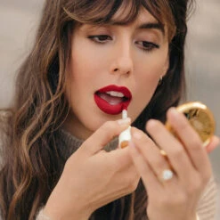 Petal Bouche Rouge à Lèvres Mat Sans Transfert -Dermalogica Boutique 1vfr petal bouche lifestyle carre