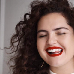 Petal Bouche Rouge à Lèvres Mat Sans Transfert -Dermalogica Boutique 2vfr petal bouche lifestyle carre