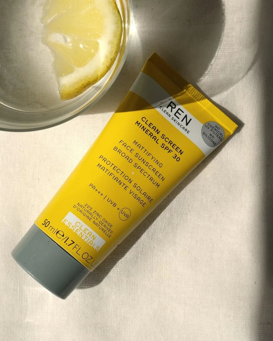 REN CLEAN SKINCARE Clean Screen Protection Solaire Matifiante Visage SPF 30 5 REN CLEAN SKINCARE Clean Screen Protection Solaire Matifiante Visage SPF 30 – Image 3