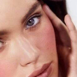 RMS Beauty ReDimension Hydra Powder Blush -Dermalogica Boutique visuel modele blush rms Hanky Panky