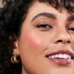 RMS Beauty ReDimension Hydra Powder Blush -Dermalogica Boutique visuel modele blush rms Mai Tai