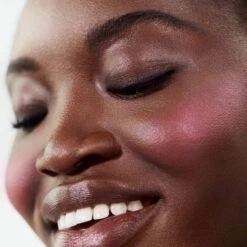 RMS Beauty ReDimension Hydra Powder Blush -Dermalogica Boutique visuel modele blush rms PommFizz