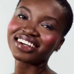 RMS Beauty ReDimension Hydra Powder Blush -Dermalogica Boutique visuel modele blush rms Sangria