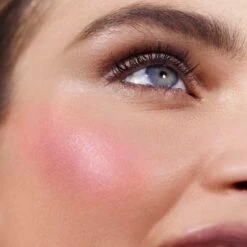 RMS Beauty ReDimension Hydra Powder Blush -Dermalogica Boutique visuel modele blush rms beauty French Rose